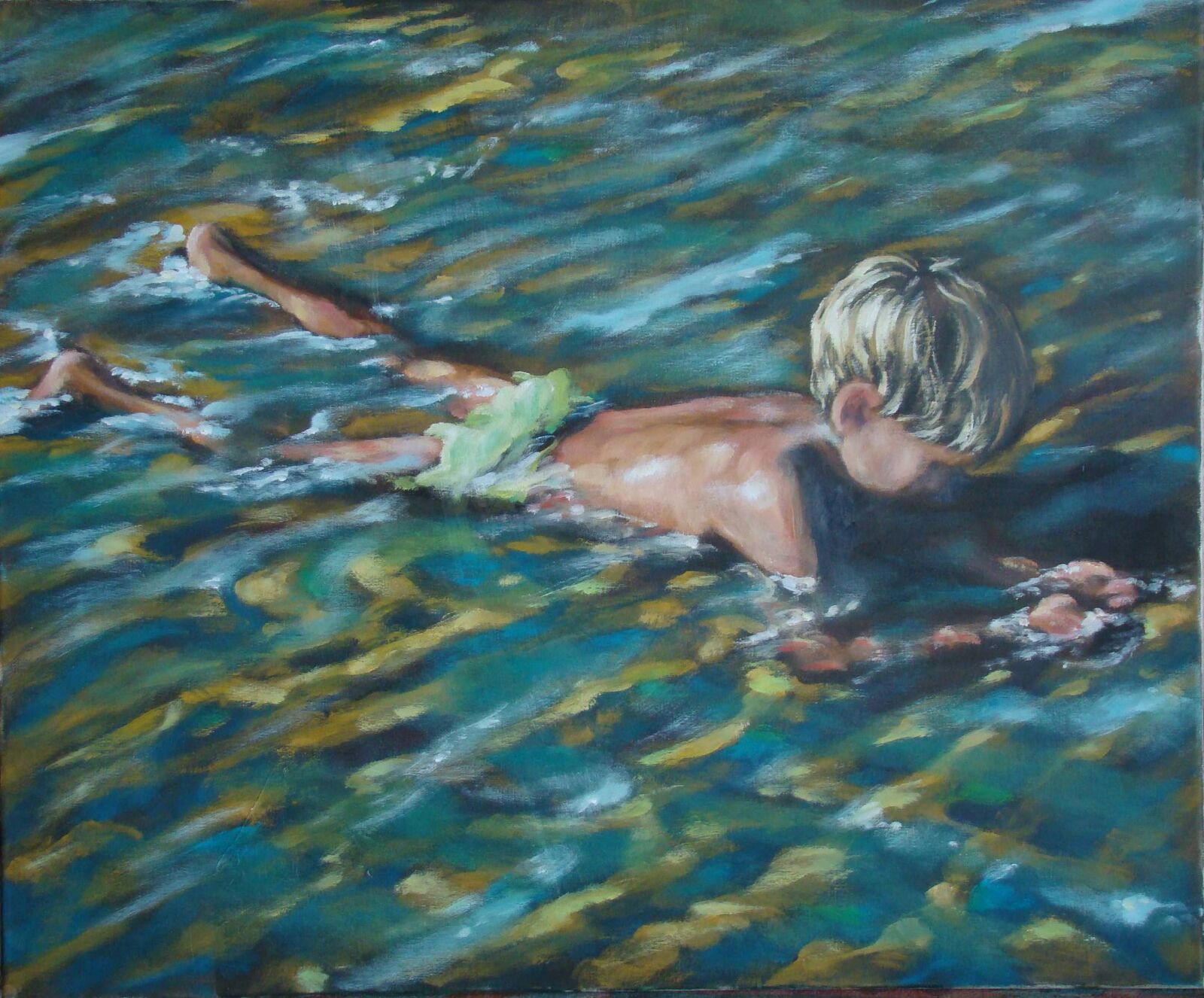 Niño jugando en el agua