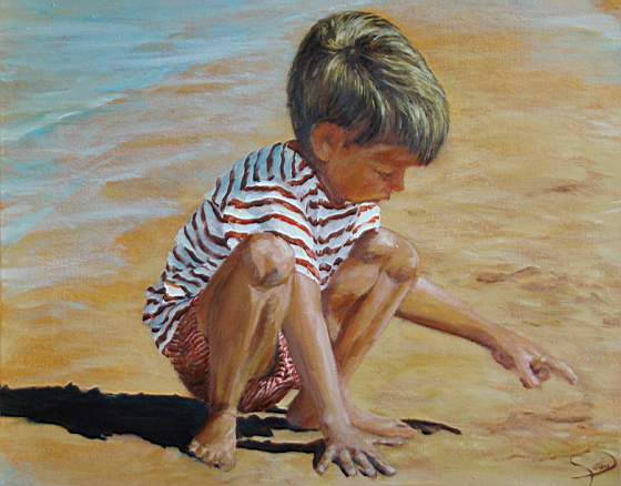 Niño jugando en la arena